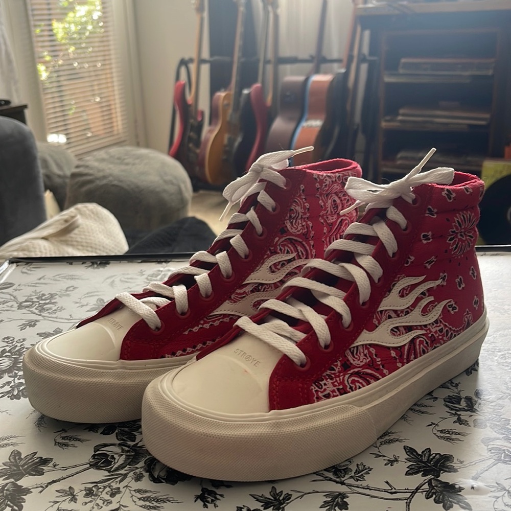 *Like New* Straye Skateboarding Shoes.
